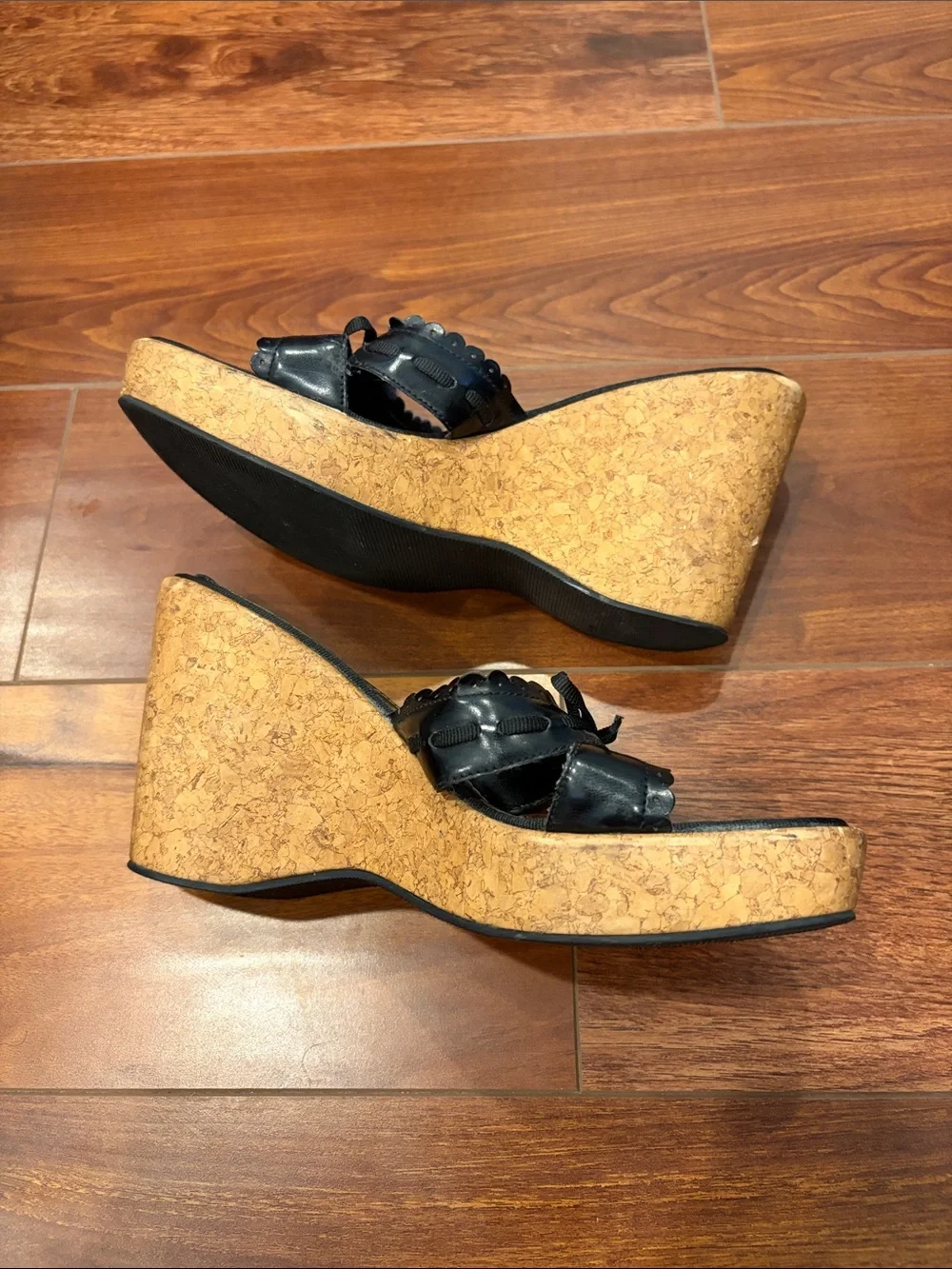 ellemenno Black Knotted Scalloped Cork Wedge Slides - Picture 6 of 10